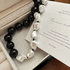 S925 silver necklace featuring black agate beads and baroque pearls on a velvet jewelry box