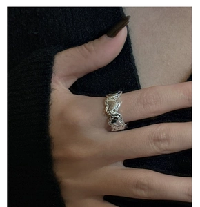 Close-up of S925 sterling silver ring featuring a linked heart pattern on a finger