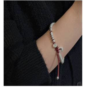 Vue macro du bracelet en perles d'argent S925 avec pendentif Pingan gravé