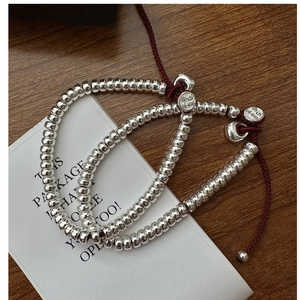 Vue détaillée du bracelet en argent S925 à perles et cordon rouge avec charme Ping'an