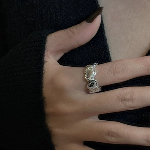 Minimalist S925 sterling silver heart ring with black enamel texture for women