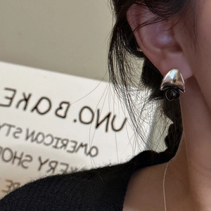 Minimalist S925 sterling silver earring with black onyx in frosted irregular design