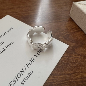 S925 sterling silver heart-shaped open ring with polished finish on artistic card