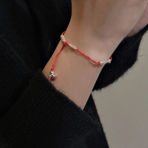 Bracelet chinois en argent S925 cordon rouge avec pendentifs poisson et clochette