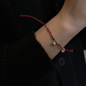 Bracciale minimalista in corda rossa argento S925 con campanello e perline d'argento