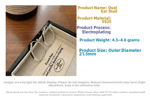 Makro-Detail von ovalen Creolen aus S925 Sterlingsilber mit schwarzen Achat-Inlays