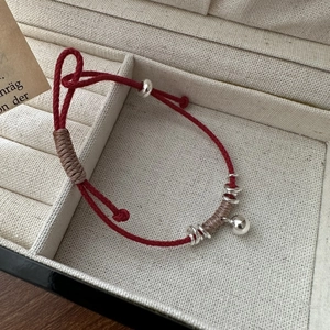 Bracciale intrecciato rosso fatto a mano con perle d'argento e campanello in scatola