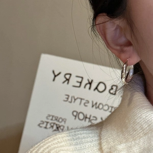 Minimalist S925 sterling silver hoop earrings with hammered texture on female model