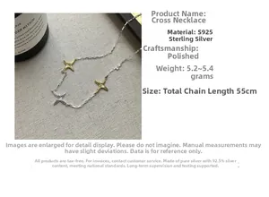 Vue macro d'une chaîne en argent 925 avec trois pendentifs croix étoilée en or et argent