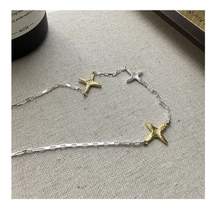 Détail macro du collier en argent sterling 925 avec pendentifs étoiles texturés