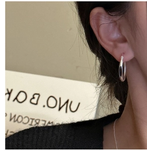 Nahaufnahme der S925 Sterling Silber Creolen mit schwarzem Onyx getragen von Modell