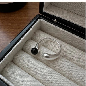 Macro shot of S925 sterling silver ring featuring a black agate bead and S925 hallmark