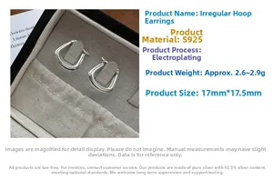 Détail de boucles d'oreilles carrées en argent S925 avec une finition polie miroir