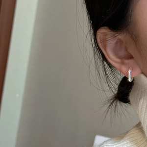 Minimalist S925 sterling silver hoop earrings with hammered texture on earlobe