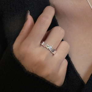 Minimalist S925 sterling silver ring with geometric scale texture and polished finish