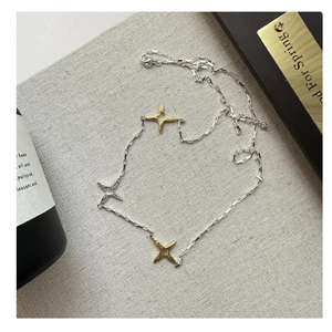 Détail de la chaîne en argent sterling 925 avec pendentifs étoiles texturés bicolores