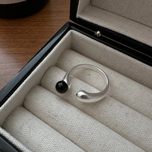Minimalist S925 sterling silver open ring with black agate bead and polished silver ball