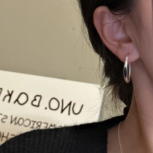 Minimalistische S925 Sterlingsilber Creolen mit schwarzem Onyx-Stein an einem Modell