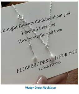 Détail du pendentif goutte en argent sterling S925 avec finition brossée sur carte cadeau