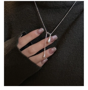 Détail du collier goutte en argent sterling S925 avec finition brossée sur maille foncée