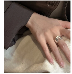 Close-up of S925 sterling silver ring featuring a liquid melt wavy texture on a hand