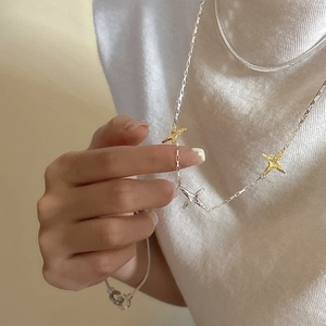 Collier en argent 925 avec pendentifs étoile dorés à texture martelée sur chaîne à maillons
