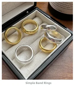 Nahaufnahme von matten Gold- und Silberringen in einer luxuriösen Schmuckschatulle
