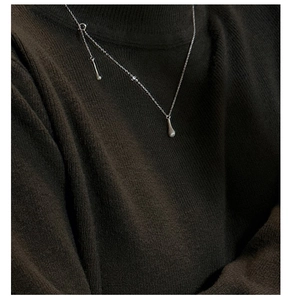 Gros plan d'un collier S925 en argent avec pendentif goutte d'eau sur un mannequin