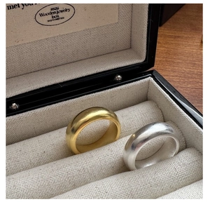 Details matter goldener und silberner minimalistischer Ringe in einer Premium Holzbox