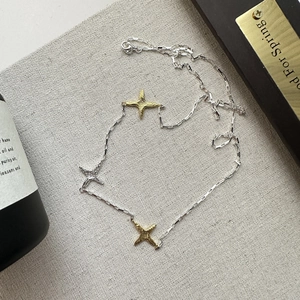 Collier en argent 925 avec pendentifs étoiles texturées or et argent sur chaîne fine