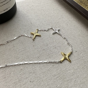 Collier en argent 925 avec trois breloques étoiles bicolores sur une chaîne à maillons fins