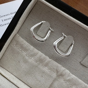 Boucles d'oreilles carrées minimalistes en argent S925 dans un coffret cadeau