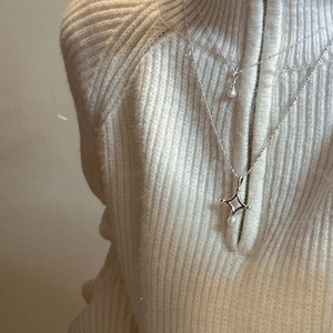 Élégant collier double épaisseur en argent S925 avec perles et étoile polaire sur mannequin