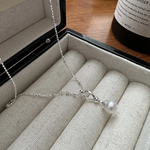 Élégant collier en argent S925 avec pendentif perle blanche dans un coffret à bijoux luxe
