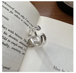 Detailed macro view of S925 sterling silver knot ring featuring woven lines and hallmark