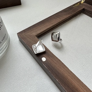 Minimalist S925 sterling silver square hoop earrings with polished finish on wooden frame