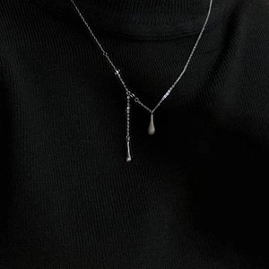 Collier minimaliste en argent sterling S925 avec pendentifs goutte d'eau sur pull noir
