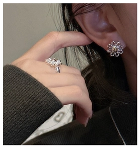 Detail showing mixed-color daisy jewelry set with silver petals and golden center accents