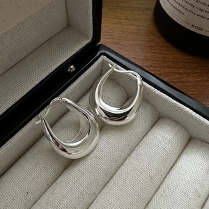 Polished S925 sterling silver U-shaped hoop earrings displayed in a beige jewelry box