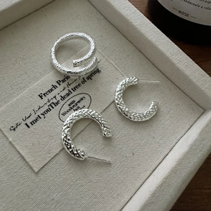 S925 sterling silver hoop earrings set with hammered texture in jewelry box
