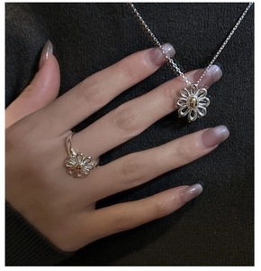 Detail of S925 sterling silver daisy necklace and ring set with 18K gold contrast