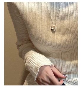 Close-up of minimalist 925 silver necklace with interlocking double ring pendant on a model