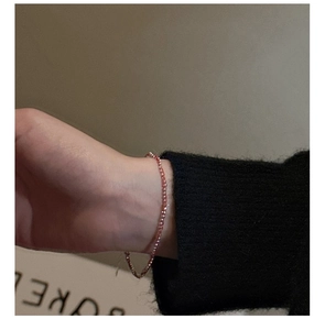 Détail d'un bracelet minimaliste en argent S925 avec perles fines sur le poignet