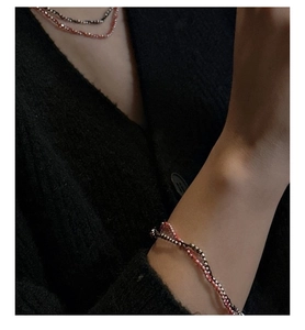 Vue rapprochée d'un ensemble de bijoux en perles rouges et noires sur un mannequin