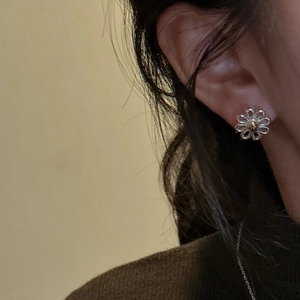 S925 silver daisy stud earrings with hollow petal design and gold center accents