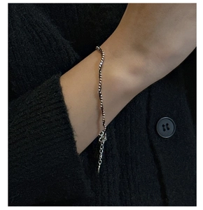Détail d'un bracelet en argent 925 à billes avec fermoir mousqueton porté au poignet