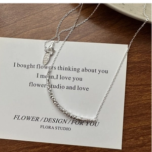 Vue détaillée du pendentif S925 en argent sterling martelé sur fond en bois sombre