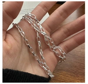 Vue détaillée des maillons de la chaîne en argent sterling S925 avec finition lisse