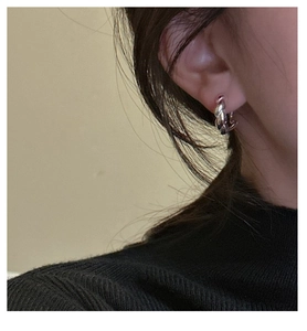 Nahaufnahme der S925 Sterling Silber Creolen mit gedrehtem Design am Ohr getragen