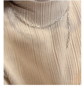 Collier minimaliste en argent sterling S925 avec maillons rectangulaires sur pull blanc